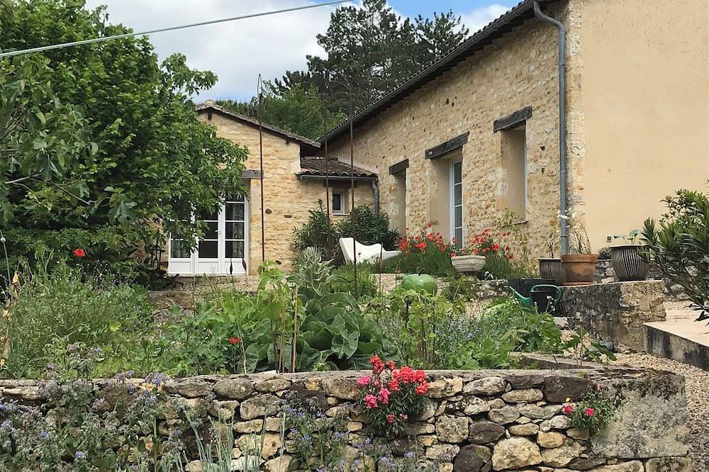 Gite La Terre, lovely Gite 35 m2, 2 Persons. Large terrace with great views in Val de Louyre et Caudeau, Périgord Pourpre