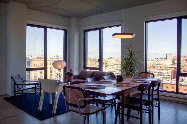 Location de vacances pour 4 personnes, avec balcon ainsi que jacuzzi et piscine à Montréal