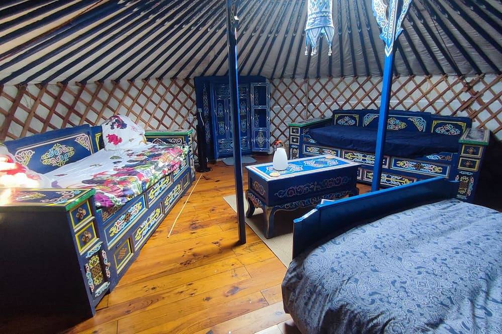 Mongolian yurt in an exceptional garden, 3 km from Mont-Saint-Michel Bay. in Ardevon, Pontorson