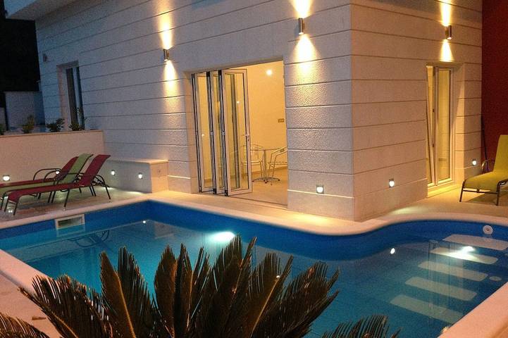 Ferienhaus für 2 Personen, mit Balkon und Pool, mit Haustier in Marusici