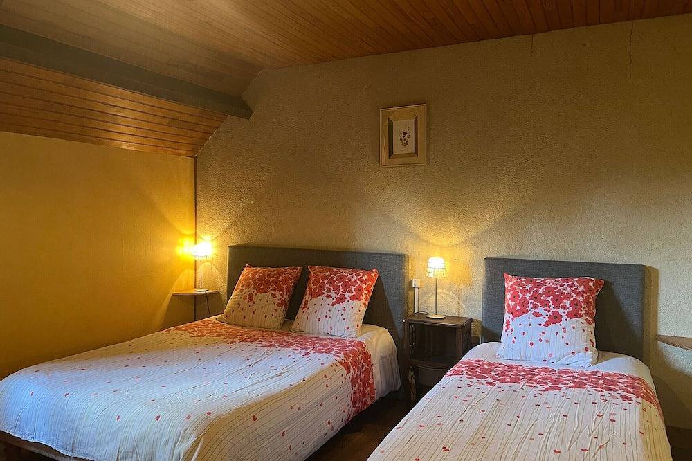 Maison Rivière avec Terrasse, Wifi et Jardin Fleuri - Idéal Pêcheurs in Rouez, Sarthe