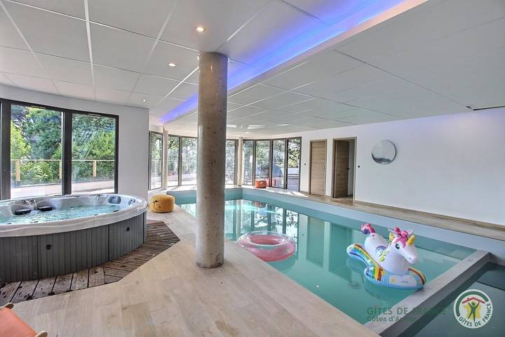 Gîte pour 7 personnes, avec Jacuzzi ainsi que Terrasse et Piscine dans Plage de Port-Mabo