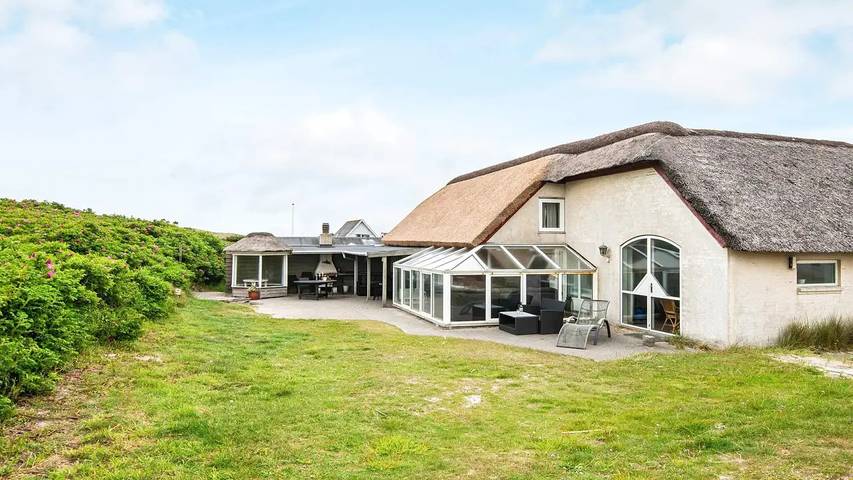 Ferienhaus für 17 Personen, mit Whirlpool und Terrasse sowie Sauna, mit Haustier in Thorsminde