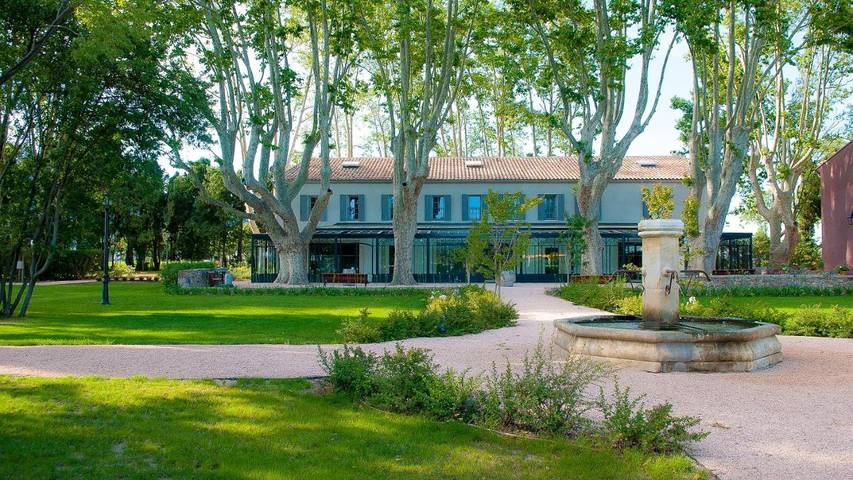 Location de vacances pour 2 personnes, avec terrasse et jardin ainsi que piscine et vue à La Garde - 4