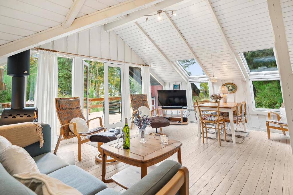 Gepflegtes Ferienhaus auf großem Naturgrundstück in erster Reihe zum Wasser mit Meerblick in Dejret, Knebel