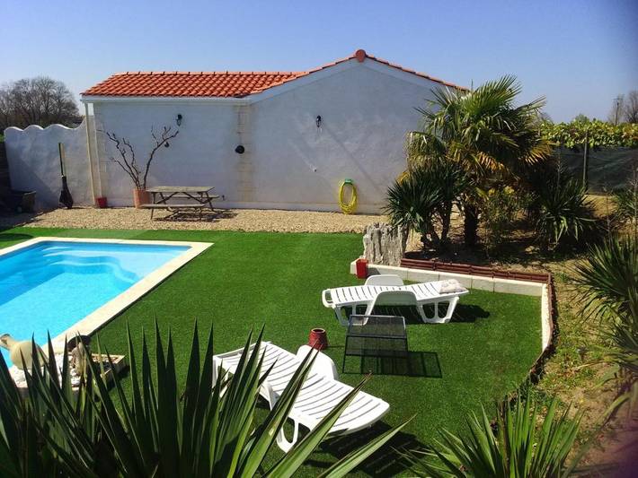 Location de vacances pour 4 personnes, avec jardin ainsi que piscine et vue à Anglade