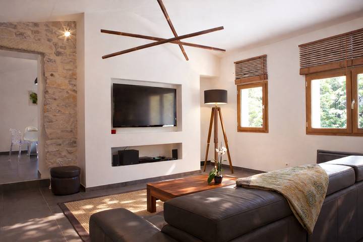 Gîte pour 2 personnes, avec Balcon/Terrasse et Jacuzzi ainsi que Jardin et Vue à Carnas