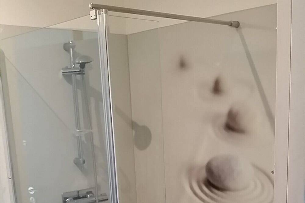 Chambre spacieuse moderne et très confortable à Perros-Guirec in Perros-Guirec, Côte de Granit Rose