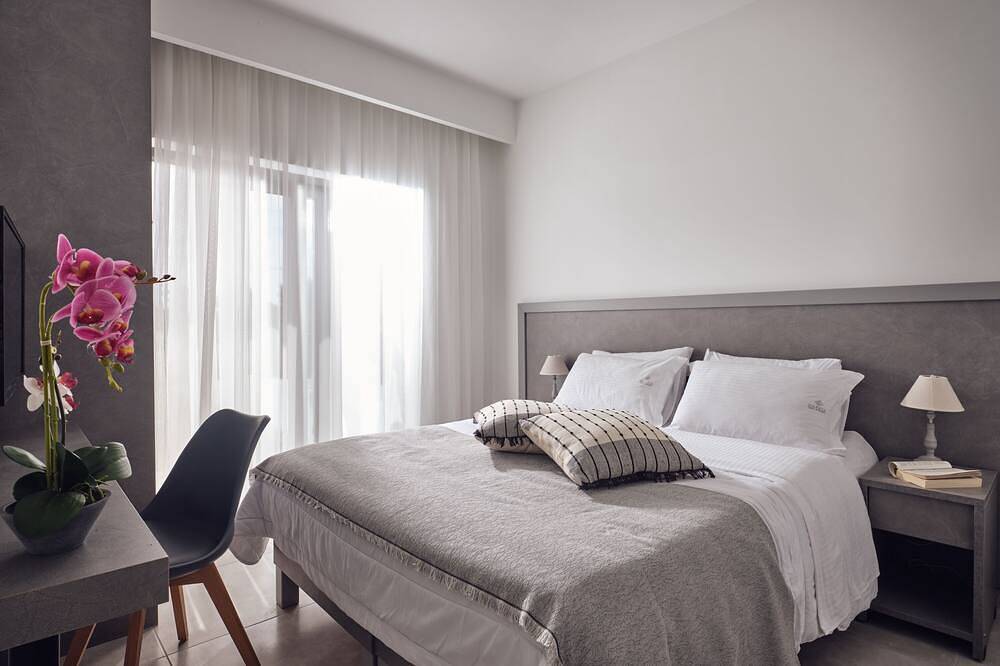 Dareia-First Floor 2 bedroom Suite with Private Pool in Planos, Zakynthos