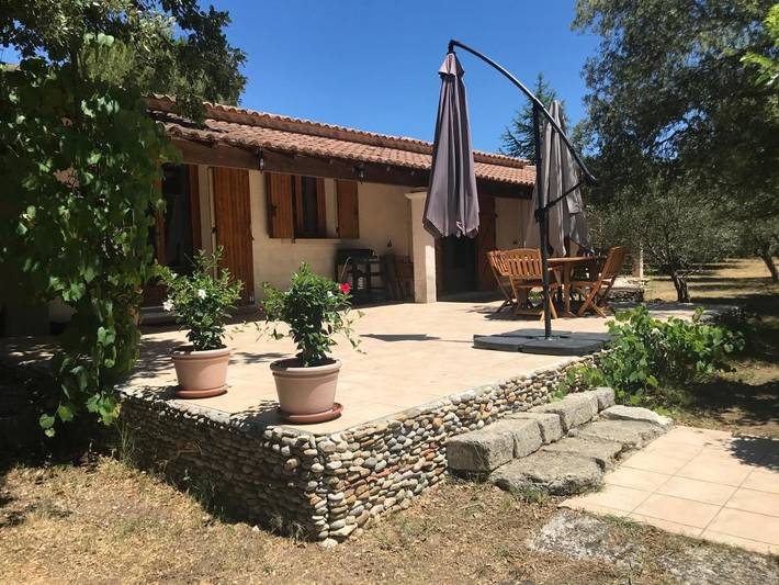 Location de vacances pour 6 personnes, avec vue ainsi que piscine et jardin à Villevieille