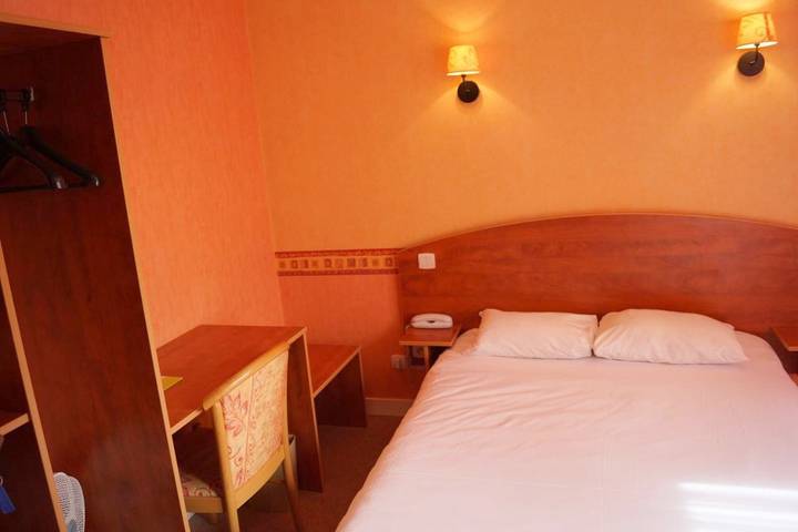 Hôtel pour 2 personnes, avec piscine et jardin à Vivy - 2