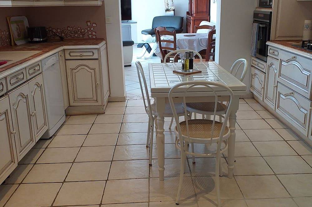 2 Bedroom Private vacation home in Sausset-les-Pins in Sausset-les-Pins, Istres region
