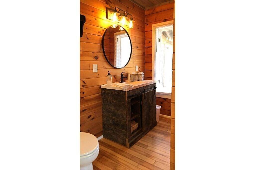 Cub Cabin on Massanutten Resort- Fully Renovated Log Cabin- Hot Tub & Fire Pit in Massanutten, Blue Ridge Mountains