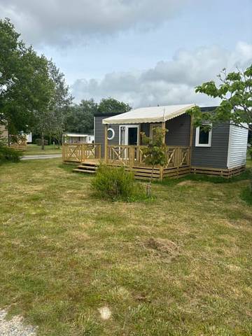 Caravane pour 6 personnes, avec terrasse et balcon/terrasse à Coëx
