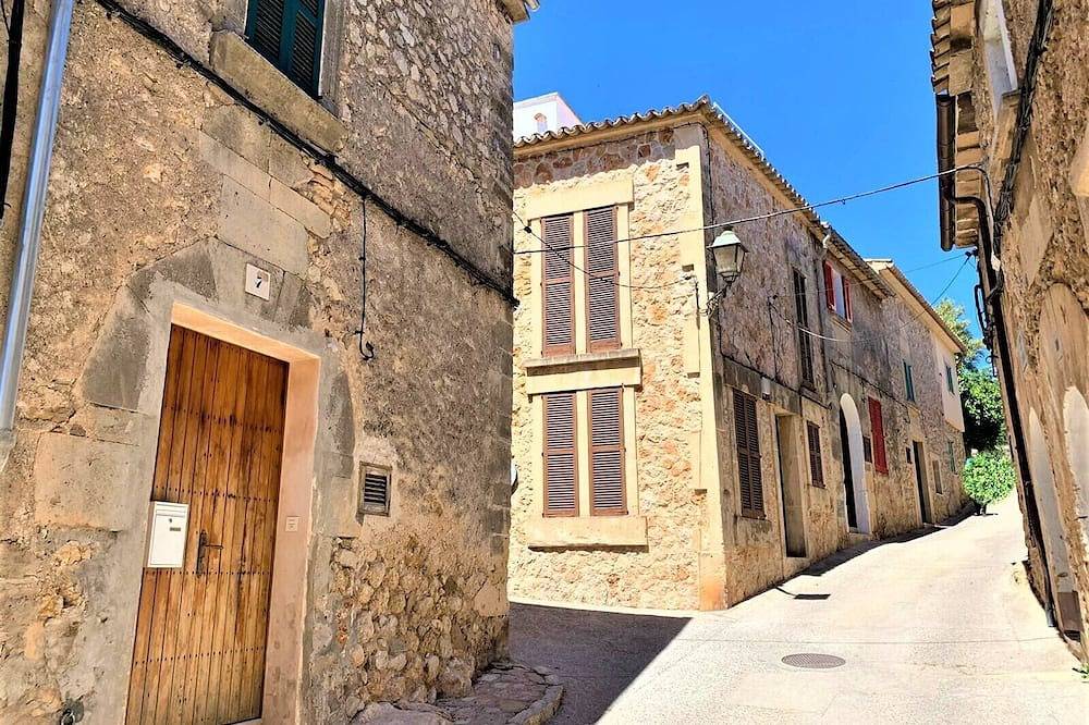 Centrally located in Pollensa with wonderful roof terrace views in Pollença Town, Pollença
