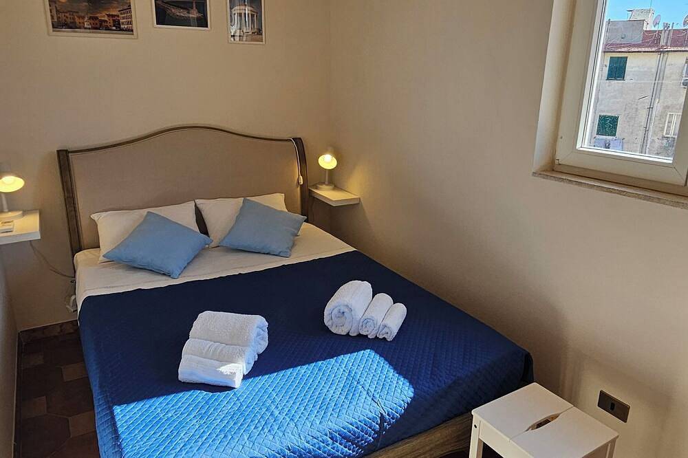 Ganze Wohnung, Attic room a stone's throw from the harbor. Private parking. in Livorno, Etruskische Küste