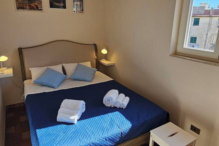Apartamento entero, Attic room a stone's throw from the harbor. Private parking. in Livorno, Costa Etrusca