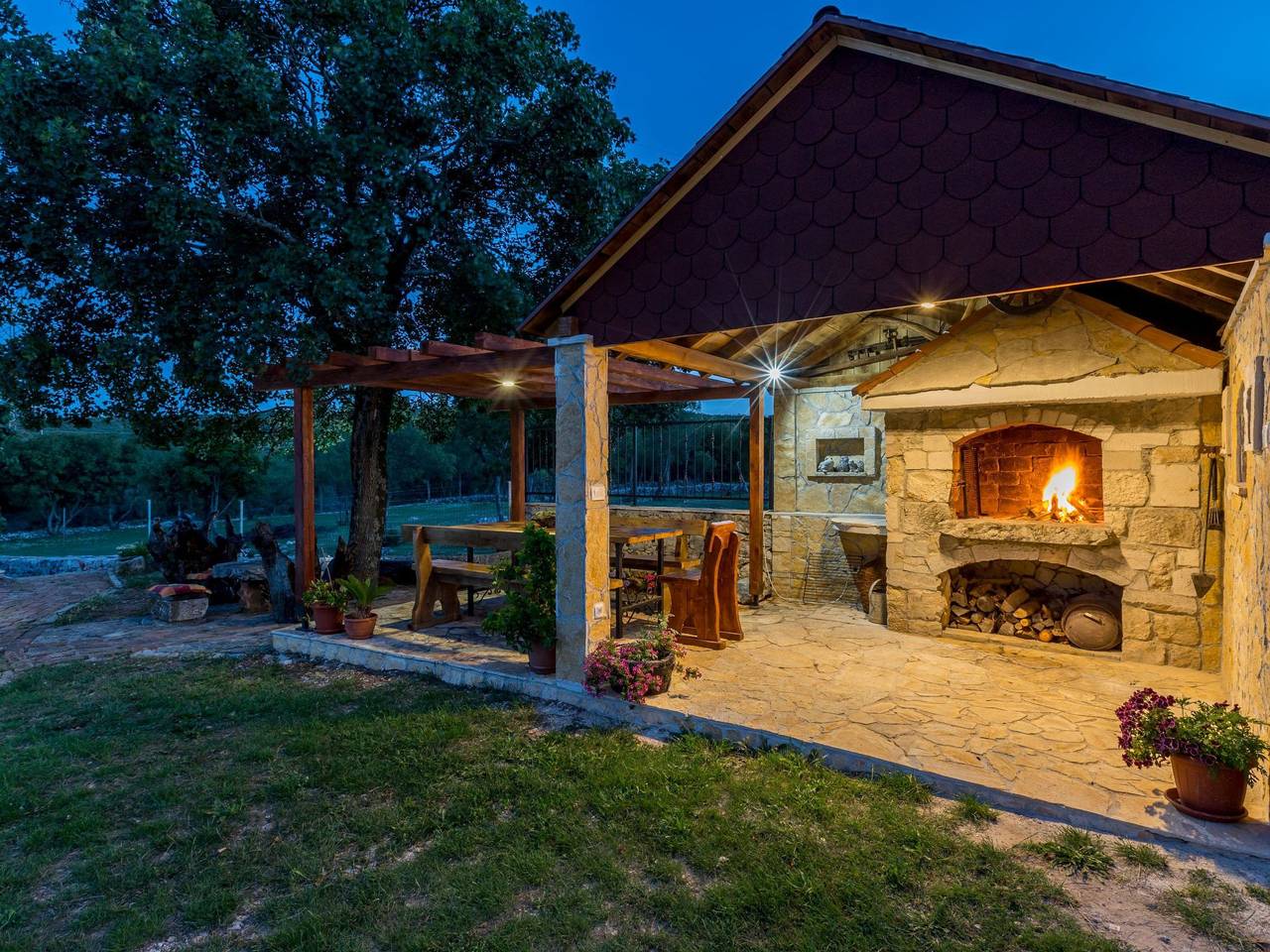 Villa Podrugovi Dvori mit Pool in Koprivno, Dalmatinisches Zagora