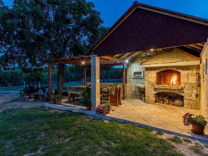 Villa Podrugovi Dvori mit Pool in Koprivno, Dalmatinisches Zagora
