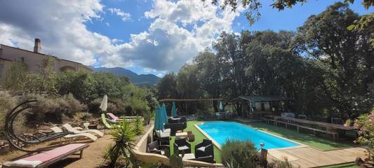Gîte pour 12 personnes, avec vue et piscine ainsi que jardin et sauna, animaux acceptés à Petreto-Bicchisano