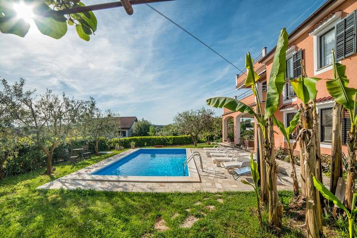 Ferienwohnung für 5 Personen, mit Balkon/Terrasse und Pool in Pula