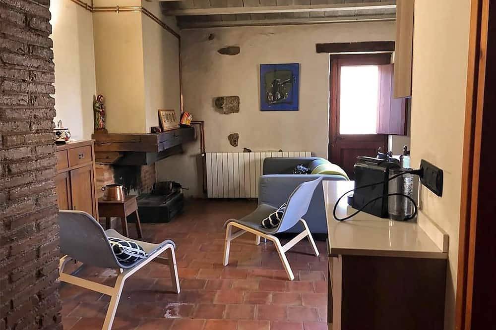 Casa rural independiente, jardín y barbacoa privada. Valle de Pardines. Pirineo in Pardines, Pirineo Catalan