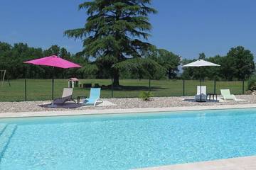 Gîte pour 4 personnes, avec piscine ainsi que terrasse et jardin à Cremps
