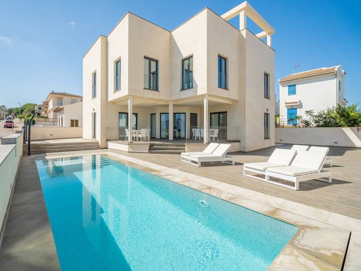 Vakantiehuis voor 12 personen, with whirlpool and balkon as well as zwembad, kindvriendelijk in Son Serra de Marina
