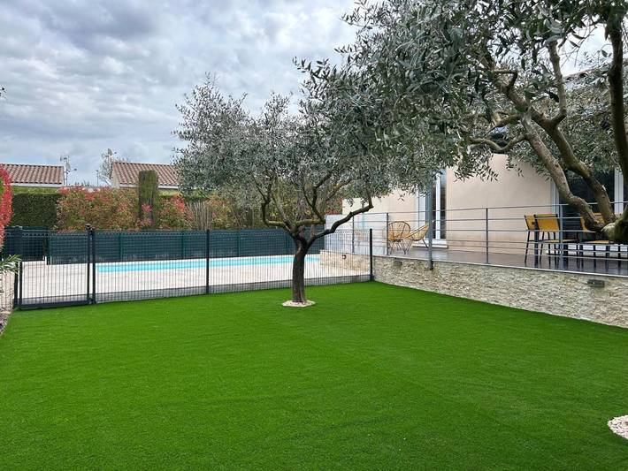 Location de vacances pour 6 personnes, avec Balcon et Terrasse ainsi que Jardin et Piscine à Moussac