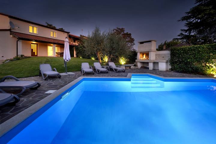 Ferienhaus für 6 Personen, mit Garten und Pool sowie Ausblick in Kosinozici