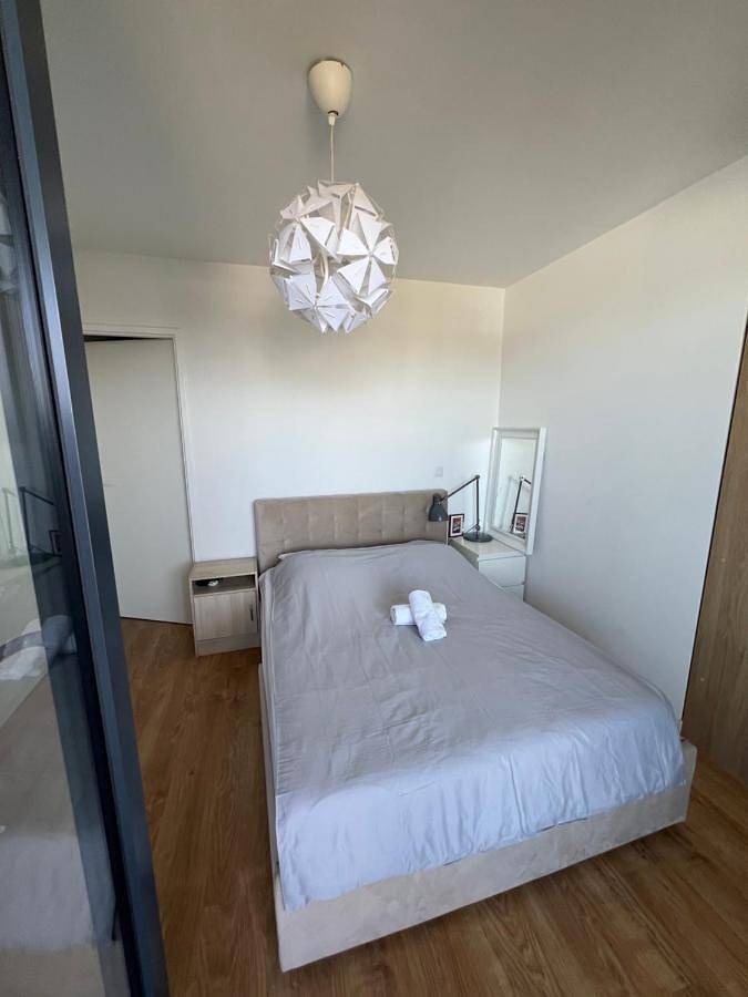 Appartement entier, Chez Bibi - T3 Moderne avec terrasse, parking et accès rapide à Paris in Bobigny, Seine-Saint-Denis