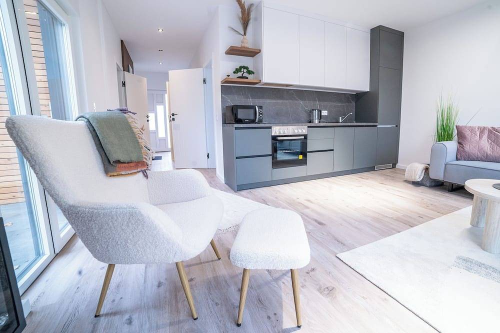 Haus 1: 8 hochwertige Ferienhäuser mit privater Sauna & Jacuzzi am Süßen See in Seegebiet Mansfelder Land, Saale-Unstrut