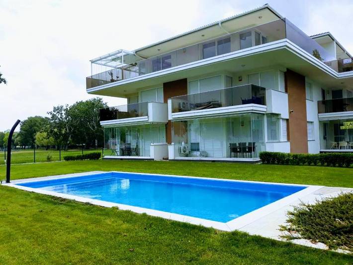 Ferienwohnung für 4 Personen, mit Balkon und Seeblick sowie Pool und Ausblick, kinderfreundlich in Siofok