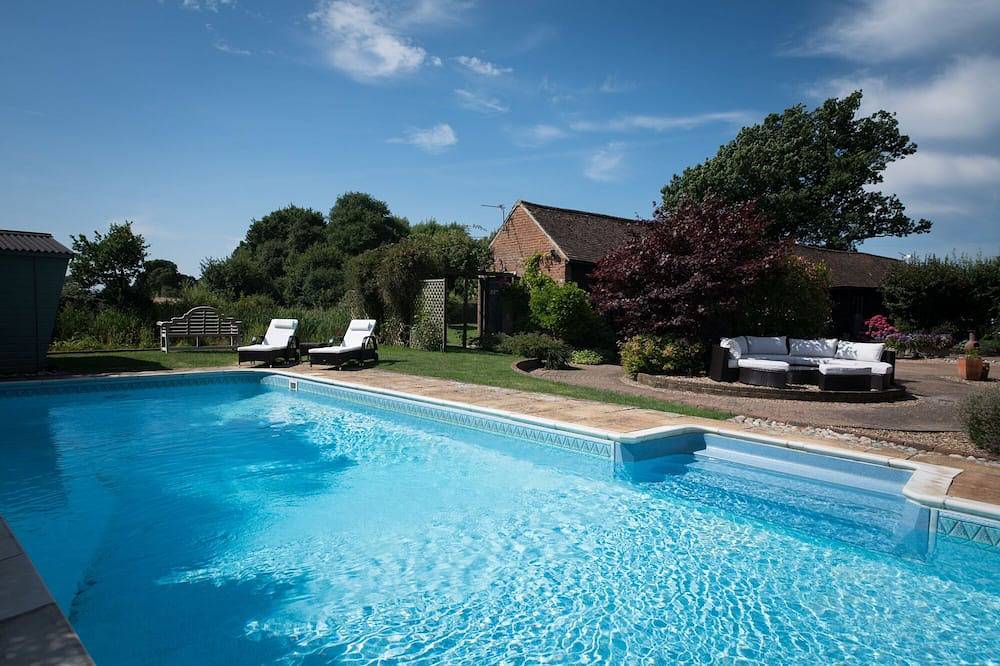 Luxury Country Cottage with Access to Swimming Pool in High Halden, Ashford region