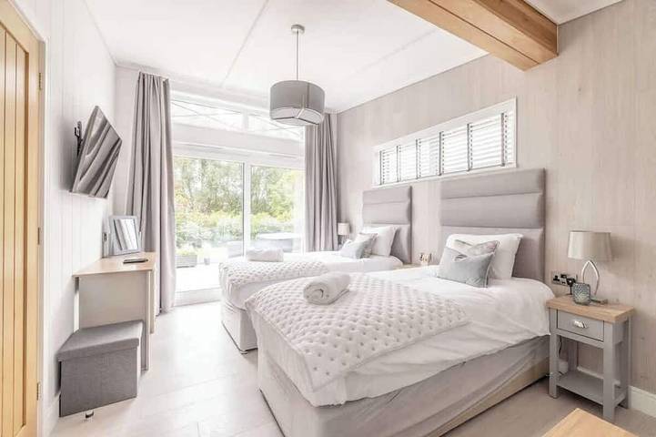 Luxury Windsor Marina Lodge| Hot Tub By Tempstay in Windsor, Berkshire