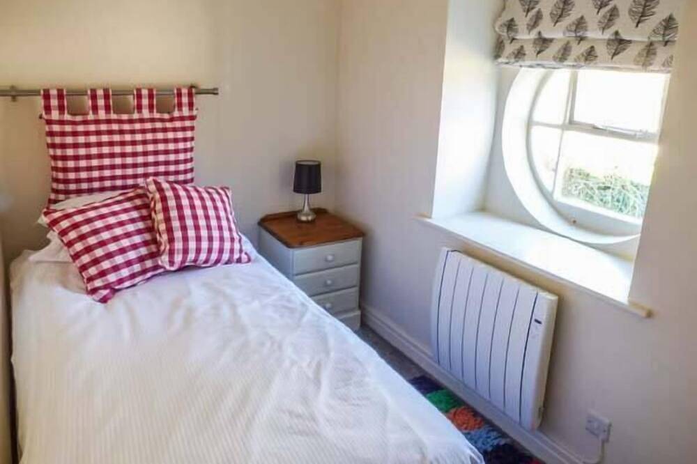Old Hall Cottage, family friendly, with hot tub in Settle in Forest of Bowland