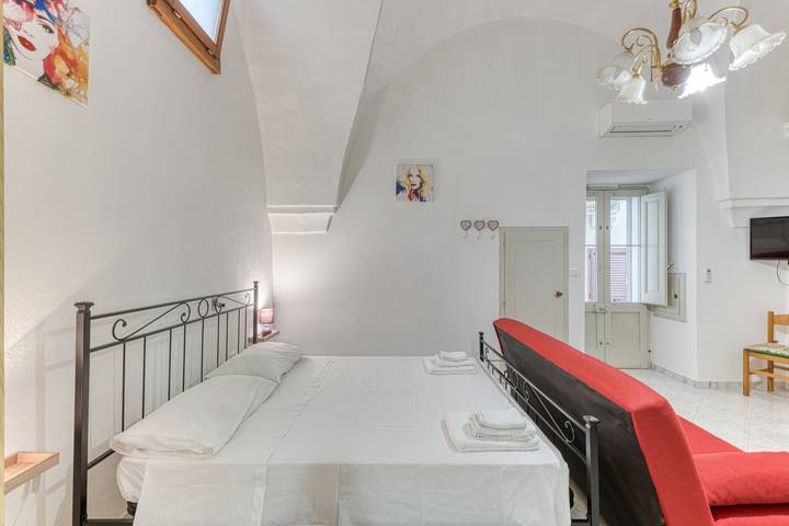 Entire studio, Studio Apartment 'Noemi' with Shared Terrace and Air Conditioning in Presicce, Gulf of Taranto