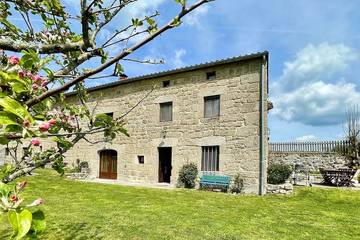 Gîte pour 6 personnes, avec jardin à Saugues