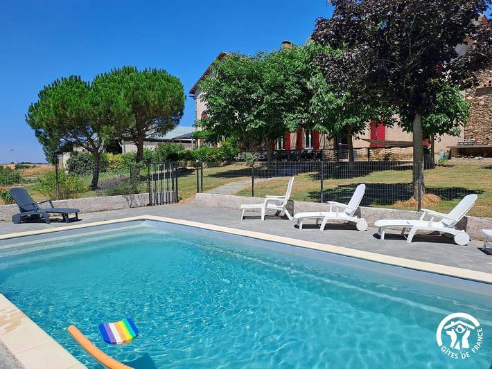 Gîte pour 14 personnes, avec Terrasse ainsi que Jardin et Piscine à Marsal