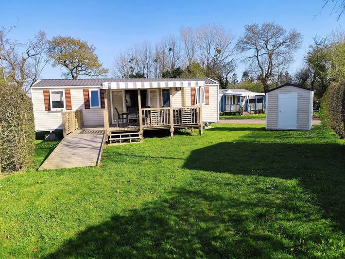 Location de vacances pour 8 personnes, avec jardin ainsi que terrasse et piscine à Saint-Symphorien-le-Valois