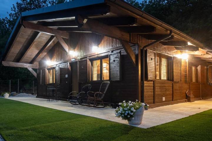 Baita per 4 persone, con Idromassaggio e Terrazza nonché Giardino e Piscina in Abruzzo