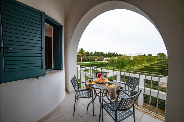 Appartamento per 4 persone, con balcone e piscina, adatto a famiglie con bambini a Frassanito