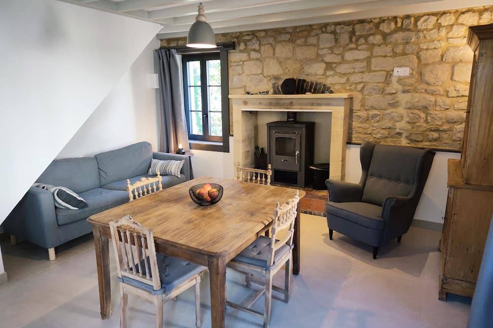 An idyllic holiday home a stone's throw from the sea in Sainte-Honorine-des-Pertes, Bayeux und Umgebung