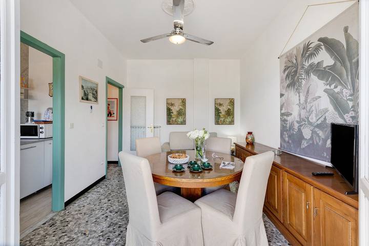Appartamento intero, Appartamento 'Riva Mare 1' con posto auto, vista mare, balcone e Wi-Fi in Bagni Madonnetta, Vado Ligure