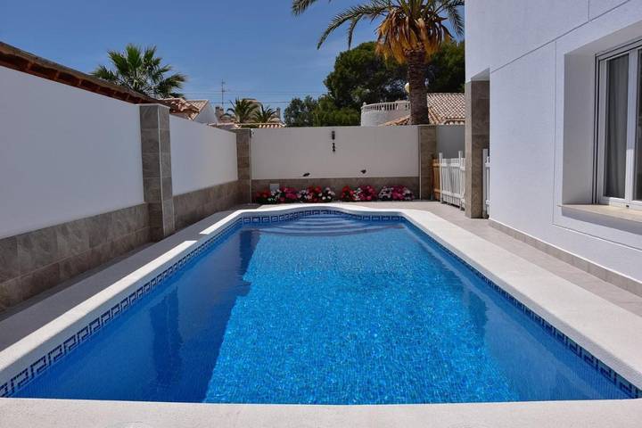 Villa voor 10 personen, with Terras and Tuin as well as Zwembad and Uitzicht in Cabo Roig