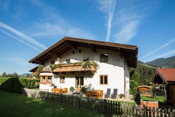 Ferienhaus für 13 Personen, mit Sauna und Pool sowie Garten, kinderfreundlich im Salzburger Land