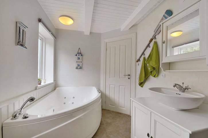 Hell und gemütlich eingerichtetes Ferienhaus mit Balkon und schönen Terrassen in Tim, Ulfborg