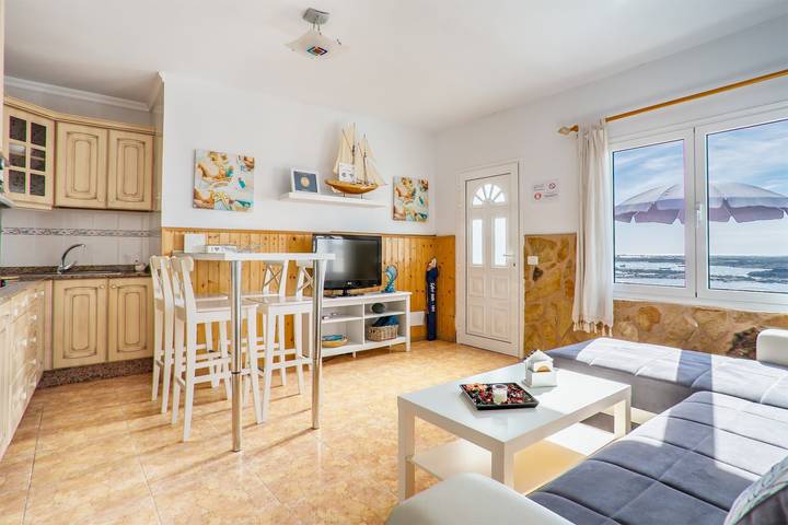 Ganze Wohnung, Charmantes Apartment direkt am Meer in der Nähe von Caletón Blanco mit Wlan in Orzola, Haría