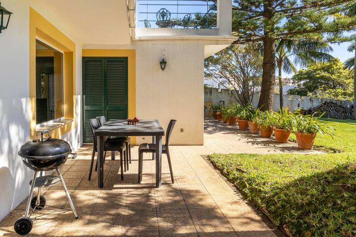 Entire apartment, Apartment "Villa Echium T1" with one bedroom and shared garden in Caniço, Madeira