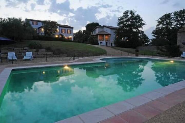 Gîte pour 8 personnes, avec piscine et terrasse ainsi que jacuzzi et jardin